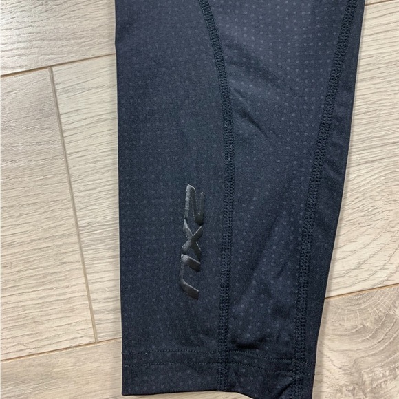 2XU Ignition Black Dotted Compression 7/8 Leggings - Picture 6 of 14